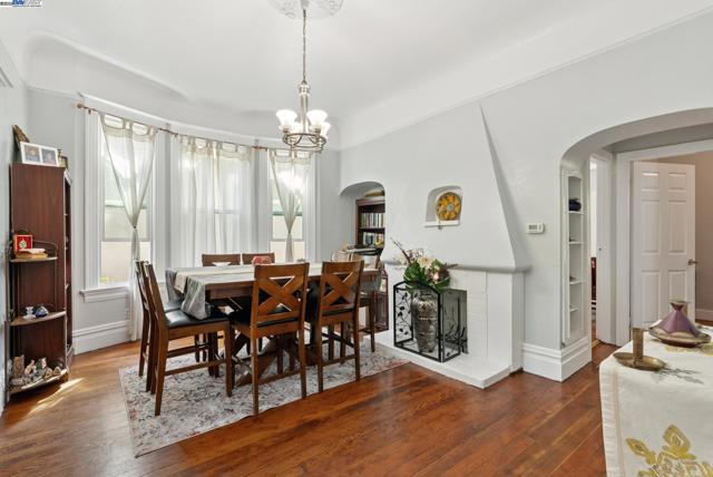 1706 Fairview St, Berkeley CA: https://media.crmls.org/mediaz/12342aca-8aa5-4858-a3d6-dfffe386fbe8.jpg