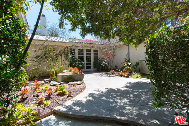 3220 Tahoe Place, Los Angeles CA: https://media.crmls.org/mediaz/12348ec3-3627-4949-9add-f852a999cd79.jpg