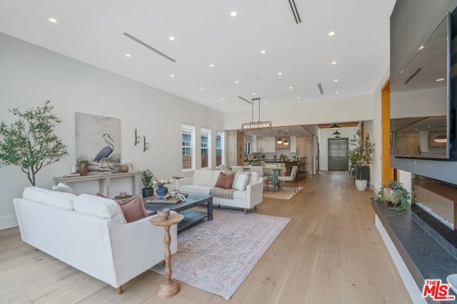 5522 Buffalo Avenue, Sherman Oaks CA: https://media.crmls.org/mediaz/12350046-ed15-4b3c-bc3d-e1227b00bfaf.jpg