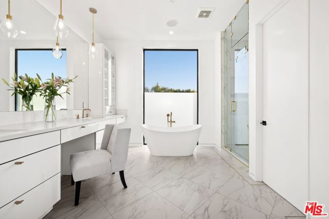 900 N Vista Street, Los Angeles CA: https://media.crmls.org/mediaz/12368948-7dbb-46e7-a932-808176c59f6d.jpg