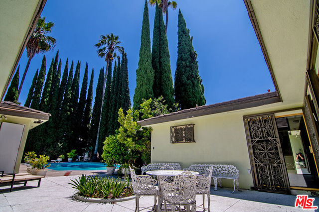 180 N Highland Avenue, Los Angeles CA: https://media.crmls.org/mediaz/123690ff-131e-47d2-8d09-12980d9f9eb5.jpg