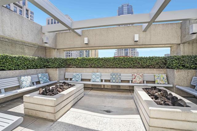 700 Front St, San Diego CA: https://media.crmls.org/mediaz/123728fe-2224-43ae-9562-7ec03eaabf5e.jpg