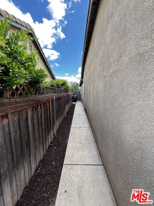https://media.crmls.org/mediaz/12377bf1-4145-4369-88e4-9c32d7cb2199.jpg?preset=X-Large