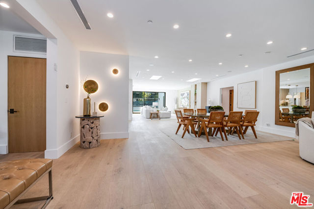 707 N Crescent Drive, Beverly Hills CA: https://media.crmls.org/mediaz/1237b621-70f6-4df7-9e4a-1893278e3cf8.jpg