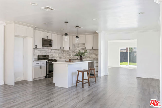 3921 S Victoria Avenue, Los Angeles CA: https://media.crmls.org/mediaz/12393fd6-a4fc-48a5-8525-a83da21ab657.jpg