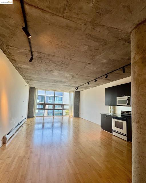 311 Oak St, Oakland CA: https://media.crmls.org/mediaz/12396ef1-adb2-4440-82dd-3323d046dc1b.jpg
