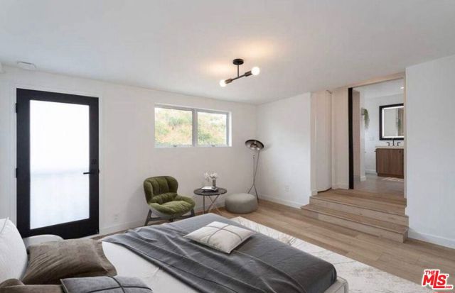 519 1/2 San Juan Avenue, Venice CA: https://media.crmls.org/mediaz/123b13de-12e1-481f-a01b-4f6aaad06faf.jpg