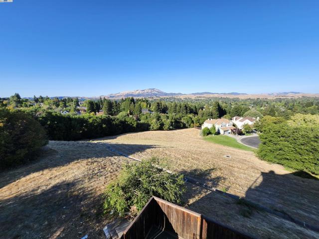 1823 Mockingbird Pl, Danville CA: https://media.crmls.org/mediaz/123c2ae1-ea21-457c-b1aa-1d8995e8c2ff.jpg