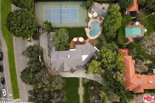 814 Foothill Road, Beverly Hills CA: https://media.crmls.org/mediaz/123d19e1-27e0-4d93-a698-c3955dbd2013.jpg