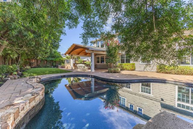 5531 Calico Ln, Pleasanton CA: https://media.crmls.org/mediaz/123d7b00-916e-4b9e-bc04-102c670c4a99.jpg