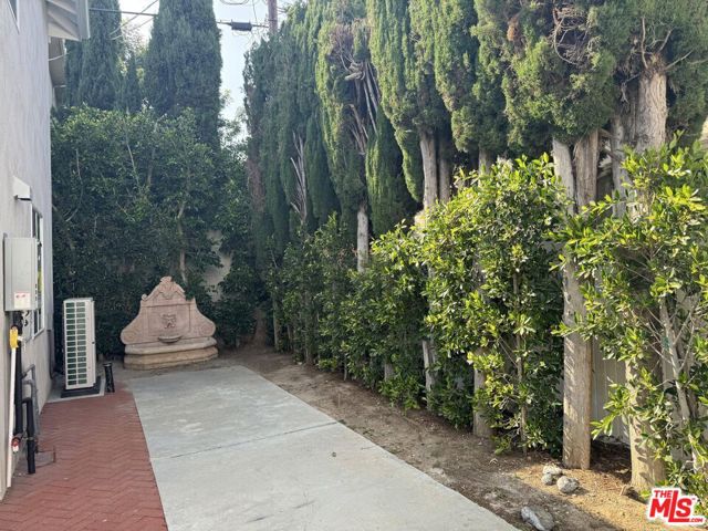 821 Lorraine Boulevard, Los Angeles CA: https://media.crmls.org/mediaz/123dbcb0-d7bb-48d6-8063-1cb984450c24.jpg