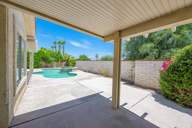 44950 Calle Santa Barbara, La Quinta CA: https://media.crmls.org/mediaz/123df585-1715-44cc-878f-365828110cbc.jpg