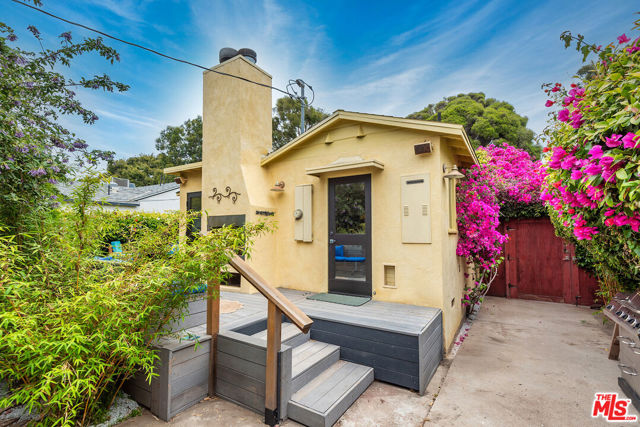 3761 Ashwood Avenue, Los Angeles CA: https://media.crmls.org/mediaz/123e35c2-4956-44fe-b3d6-14dc47fa8f60.jpg