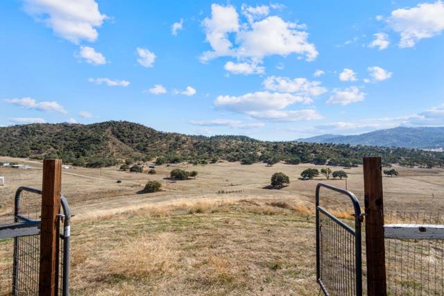20101 Panoche Road, Paicines CA: https://media.crmls.org/mediaz/123e7057-1f4d-4d18-ad0c-94beebaf1f22.jpg