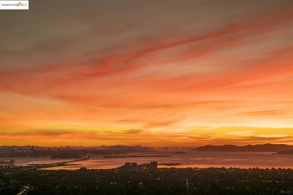 https://media.crmls.org/mediaz/123f3e58-ac2c-491c-91fa-c474f828d249.jpg?preset=X-Large