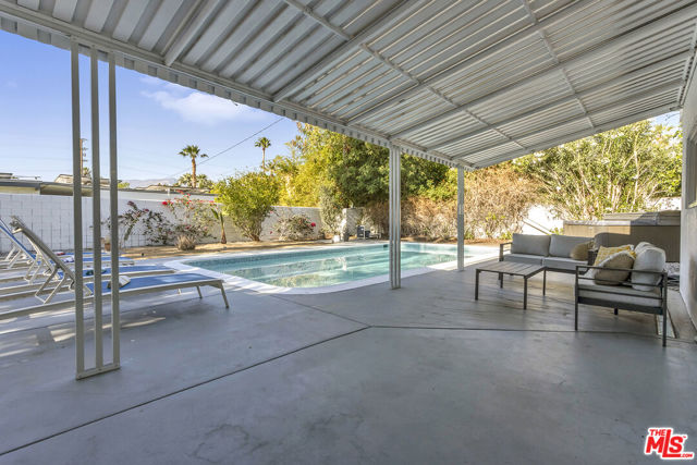 547 N Farrell Drive, Palm Springs CA: https://media.crmls.org/mediaz/123f8215-ccc4-4b8c-b248-3c1d1c4ea62e.jpg