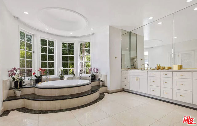 4434 Grimes Place, Encino CA: https://media.crmls.org/mediaz/12408bdc-11e9-43e7-a78c-5b23202ae940.jpg