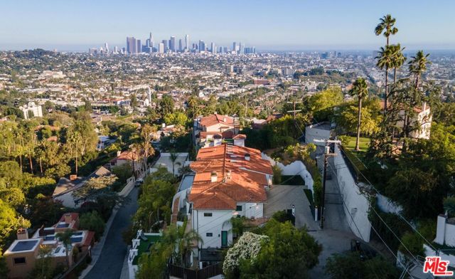 4733 Bonvue Avenue, Los Angeles CA: https://media.crmls.org/mediaz/12414f57-64a9-40f0-b0dc-bbc8310db06e.jpg
