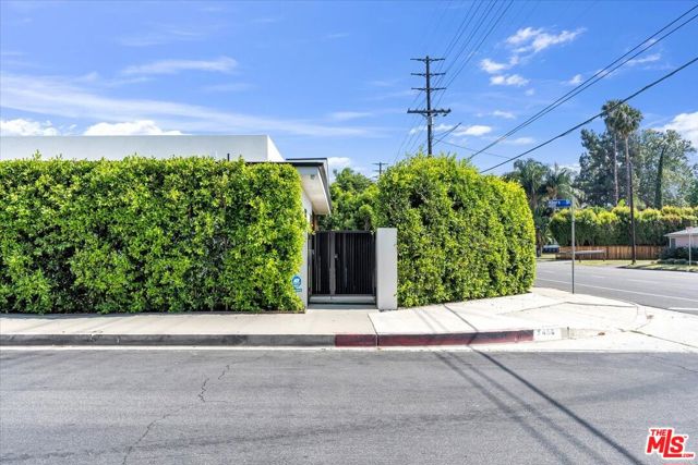 5456 Hazeltine Avenue, Sherman Oaks CA: https://media.crmls.org/mediaz/1241b58a-1ac4-4921-abdd-d568f4fafae6.jpg