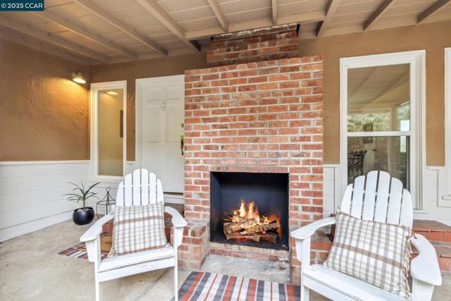 5810 Estates Dr, Oakland CA: https://media.crmls.org/mediaz/1241be52-a822-48cf-acef-d00d0f176694.jpg