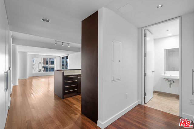 6250 HOLLYWOOD Boulevard, Los Angeles CA: https://media.crmls.org/mediaz/124434b3-a289-4b63-8cd3-3c0e797e0475.jpg