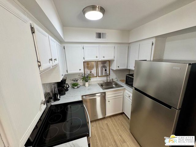 1533 N Sunflower Court, Palm Springs CA: https://media.crmls.org/mediaz/12446c23-a3ce-4574-bc65-8e66d55a8b96.jpg