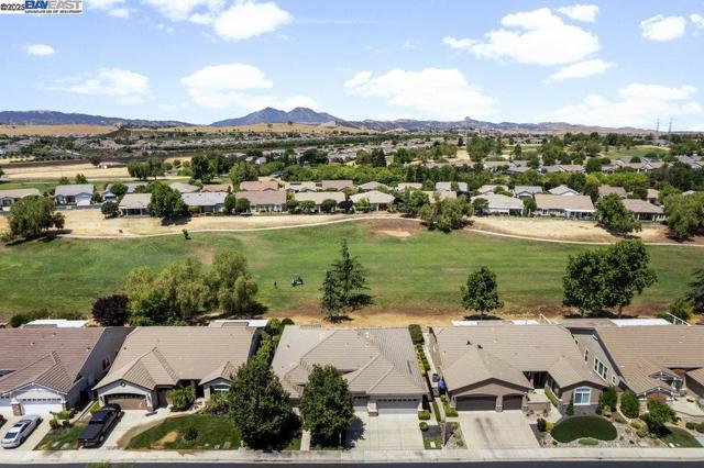 1123 Burghley Ln, Brentwood CA: https://media.crmls.org/mediaz/12451406-bf53-43a3-9c9c-3ab556f9debc.jpg