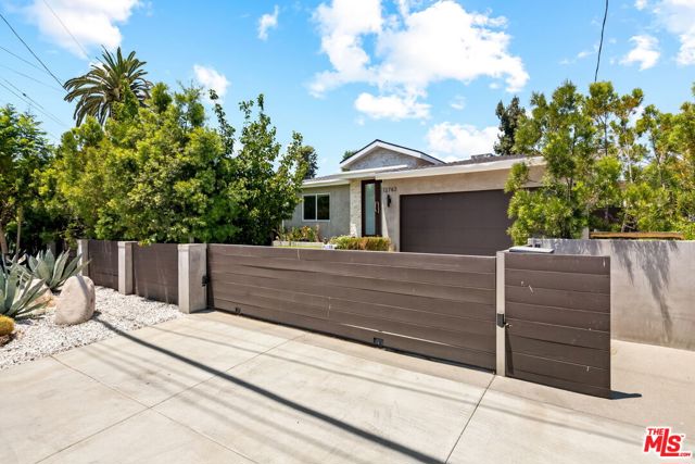 12763 Kling Street, Studio City CA: https://media.crmls.org/mediaz/12454729-2792-4808-8e1d-16c9d91a31eb.jpg
