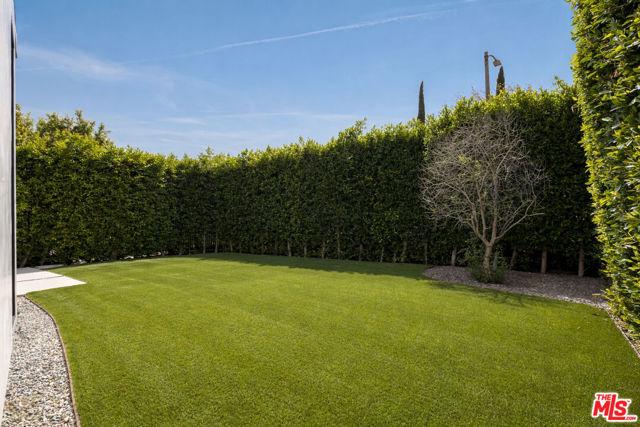 952 N Laurel Avenue, Los Angeles CA: https://media.crmls.org/mediaz/1245a898-dbdf-4633-a883-068c2b523989.jpg