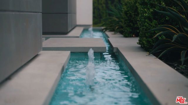 1124 Summit Drive, Beverly Hills CA: https://media.crmls.org/mediaz/1246fba6-2518-40af-9da3-9cf6e0f8add0.jpg