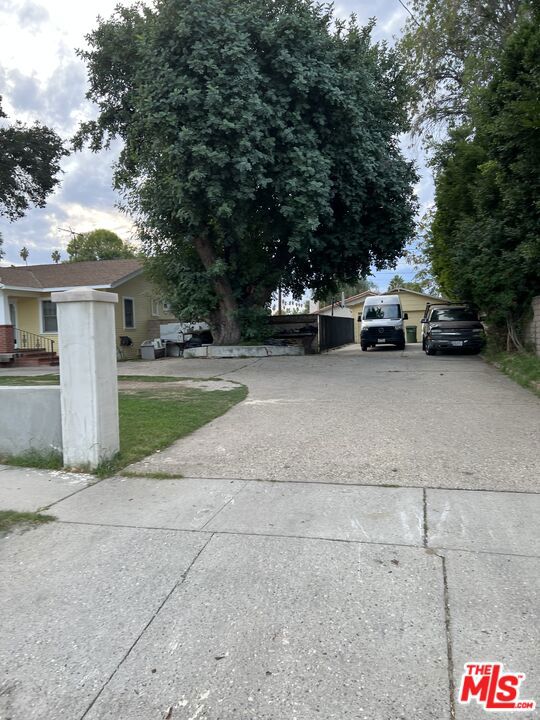 7231 Vanalden Avenue, Reseda CA: https://media.crmls.org/mediaz/1247788d-464e-4e3b-8cc6-7b37f625c1ef.jpg