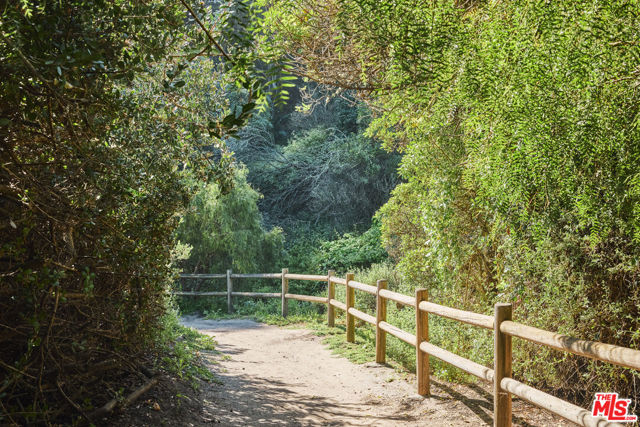 28830 Hampton Place, Malibu CA: https://media.crmls.org/mediaz/124834ea-11ae-4ba6-b039-95763a4b063f.jpg