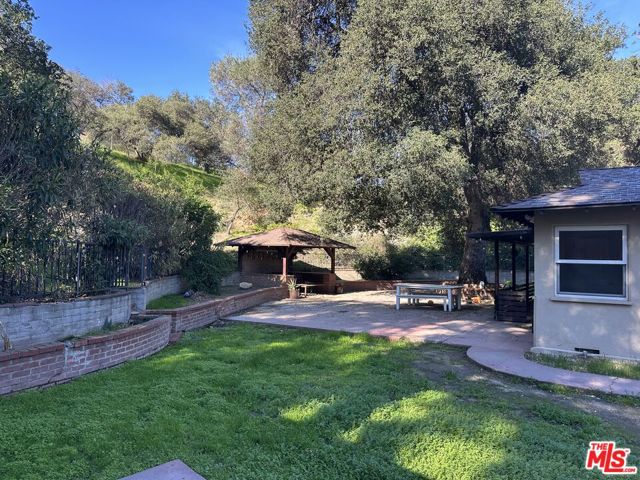 9747 Haines Canyon Avenue, Tujunga CA: https://media.crmls.org/mediaz/1249627b-1620-483c-a987-9eba78d76c2a.jpg