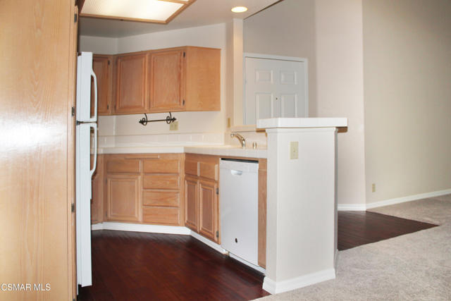697 Sutton Crest Trail, Oak Park CA: https://media.crmls.org/mediaz/12498e20-ef9e-43a8-8524-bd8d210dfeaf.jpg