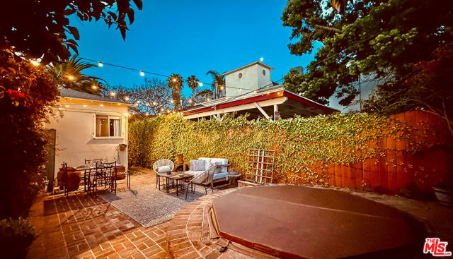 2403 Ocean Avenue, Venice CA: https://media.crmls.org/mediaz/1249cd40-9d55-404f-8b3d-ddfe9bf0fa24.jpg