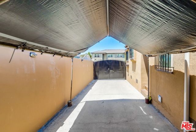 7220 10th Avenue, Los Angeles CA: https://media.crmls.org/mediaz/124a464d-b28f-4084-aae2-838c0a929d1d.jpg