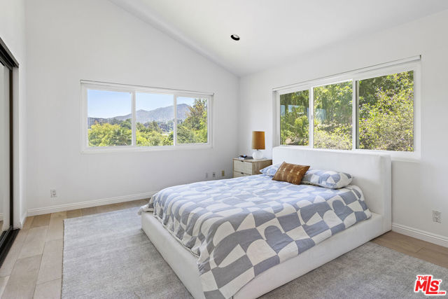 3820 Broadlawn Drive, Los Angeles CA: https://media.crmls.org/mediaz/124ad12a-bd74-4420-8ae7-2d4e8afbbb13.jpg