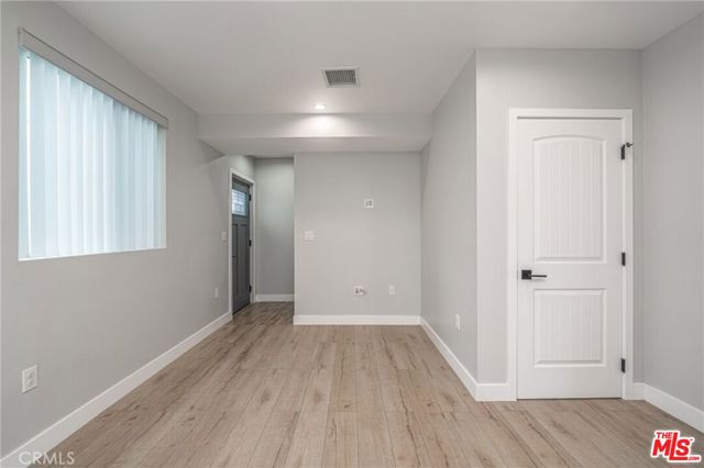 433 W Gage Avenue, Los Angeles CA: https://media.crmls.org/mediaz/124b4c34-13e4-43a9-81af-9e6d908e3226.jpg
