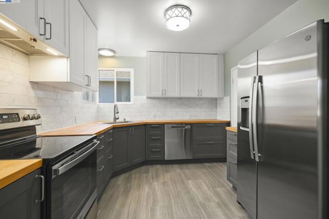 456 Custer Rd, Hayward CA: https://media.crmls.org/mediaz/124b8f8c-99f9-46f4-b384-81bf96251838.jpg