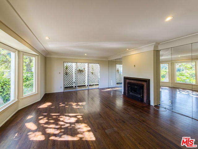 8967 St Ives Drive, Los Angeles CA: https://media.crmls.org/mediaz/124ba4a2-9c92-4c68-99a3-4692617f488d.jpg