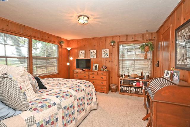 1380 E Juana Ave, San Leandro CA: https://media.crmls.org/mediaz/124c5c8a-9fb8-44b6-aa02-567441308d6a.jpg