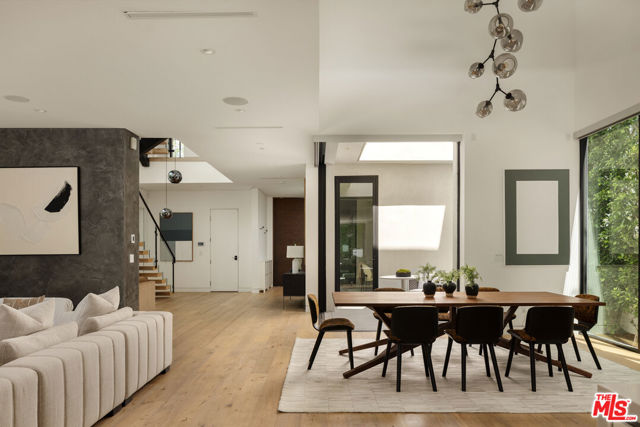 105 S Laurel Avenue, Los Angeles CA: https://media.crmls.org/mediaz/124c5f84-bdea-4a2e-ae6e-e43e477cbc28.jpg