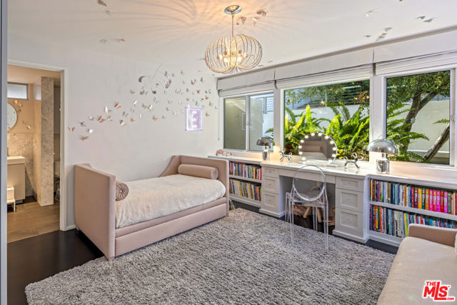 16745 Bosque Drive, Encino CA: https://media.crmls.org/mediaz/124c8516-3ff5-4a8f-903e-7b59a2c331c4.jpg