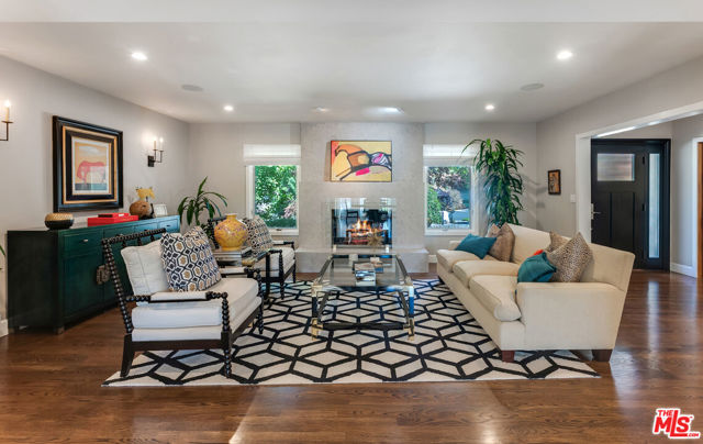 1009 Jeannette Avenue, Thousand Oaks CA: https://media.crmls.org/mediaz/124ecf92-408e-47a9-93b5-16d20c144bd1.jpg