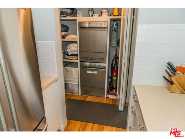 525 N Sycamore Avenue, Los Angeles CA: https://media.crmls.org/mediaz/124efa76-b7f7-4d93-bbff-25baf4e36638.jpg