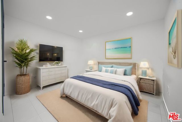 308 13th Street, Seal Beach CA: https://media.crmls.org/mediaz/124f0f9c-69d6-4980-8a7f-6cc99a2db057.jpg