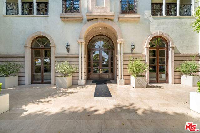 9249 Burton Way, Beverly Hills CA: https://media.crmls.org/mediaz/124f3ad6-90d7-4871-9258-2bb3d349f47a.jpg