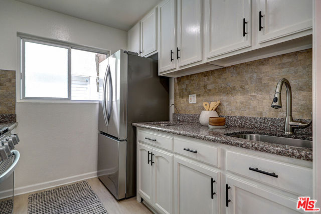 2452 Chelsea Place, Santa Monica CA: https://media.crmls.org/mediaz/124f4447-7bd3-4e53-868e-dcd811e21cfc.jpg