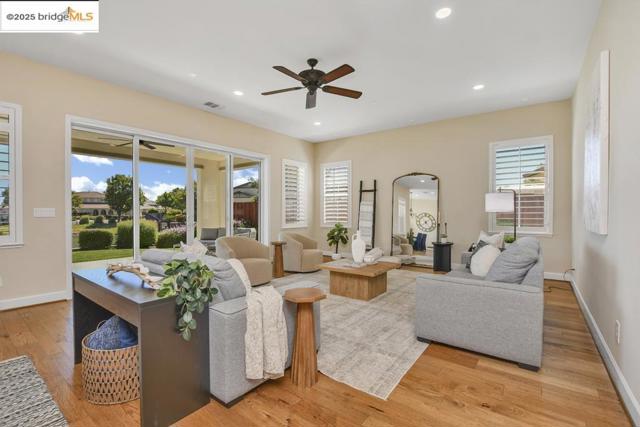 133 Clear Lake Ct, Oakley CA: https://media.crmls.org/mediaz/124fbe21-1eb8-4608-8e53-5bf552c0fe57.jpg