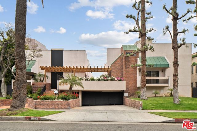 234 S Tower Drive, Beverly Hills CA: https://media.crmls.org/mediaz/1250988d-b55d-4b89-8e07-3b1411497e4e.jpg